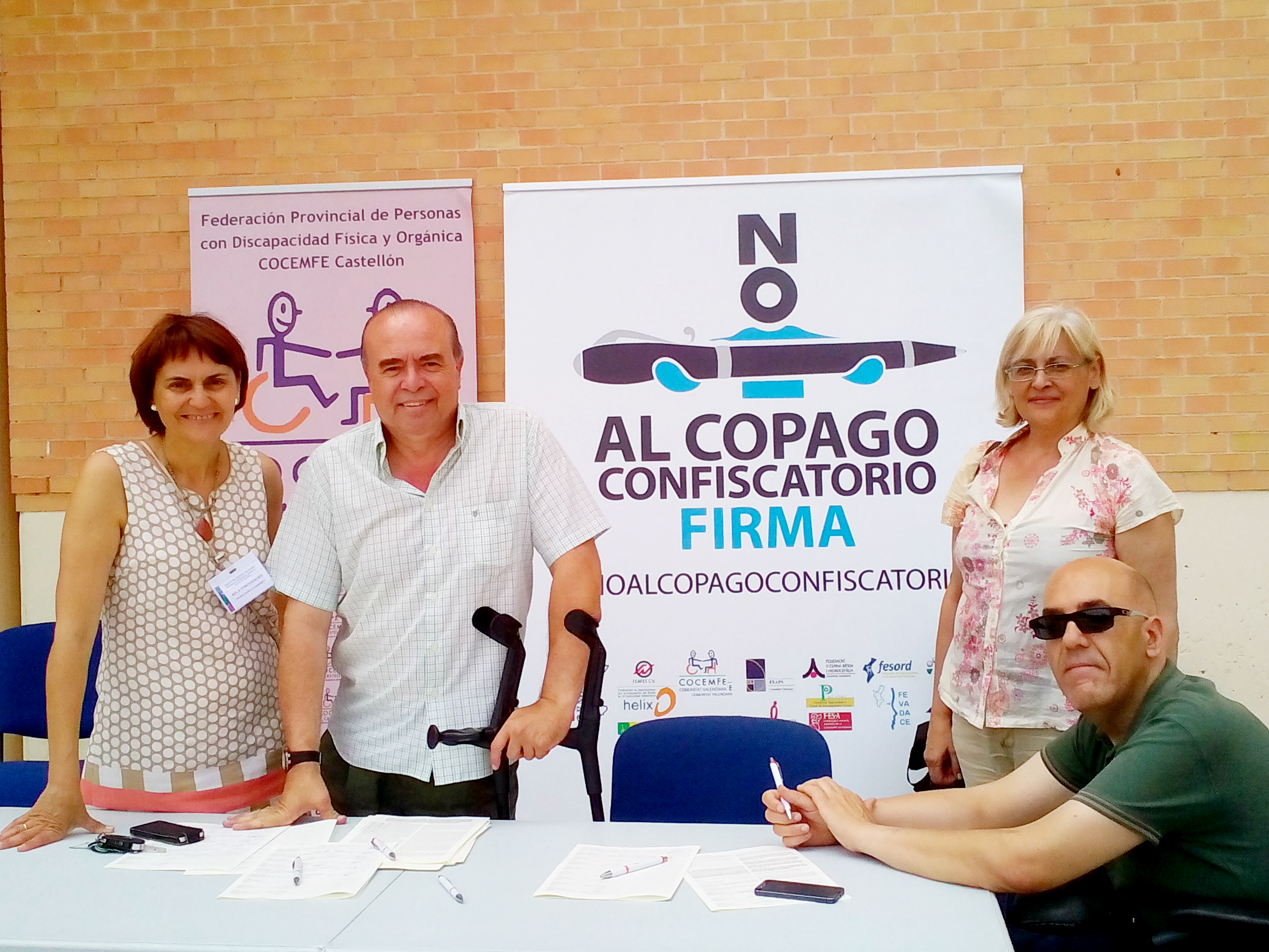 Recollida de signatures a l'UJI, Olga Carbó i Carlos Laguna