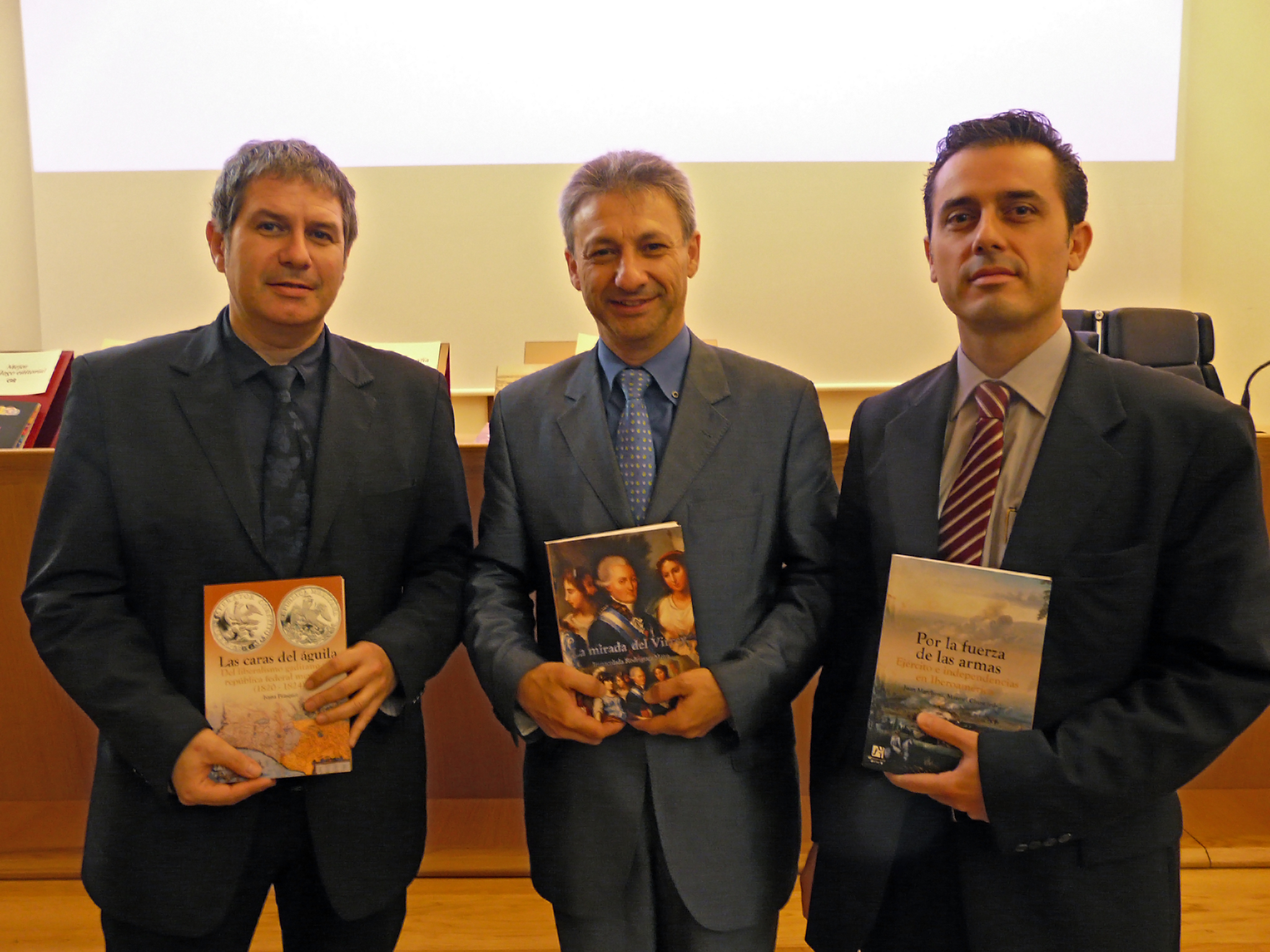 Foto dels tres representants de l'Universitat Jaume I en la recollida del premi. De dreta a esquerra Sr. Francisco Fernández, Sr. Francisco Toledo i Sr. Manuel Chust